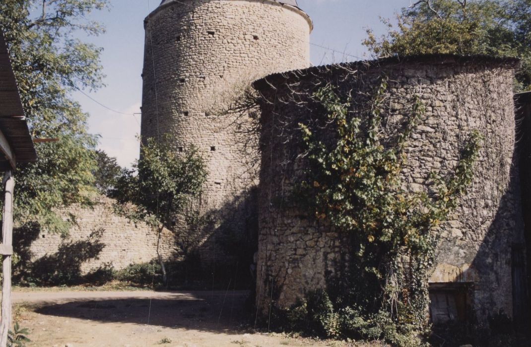 tour d’angle sud-ouest de l’enceinte extérieure et donjon