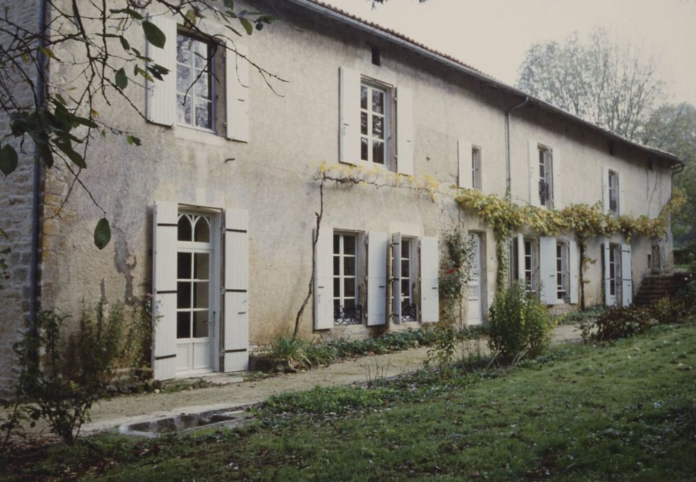 logis sur le chemin rural de Mazières au pont Mougron, façade ouest