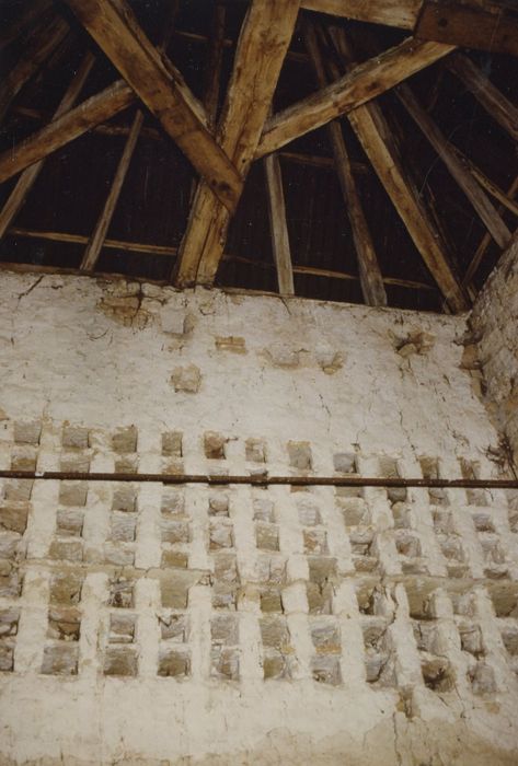 pigeonnier sur le chemin rural de Mazières au pont Mougron, vue partielle de la charpente et des boulins