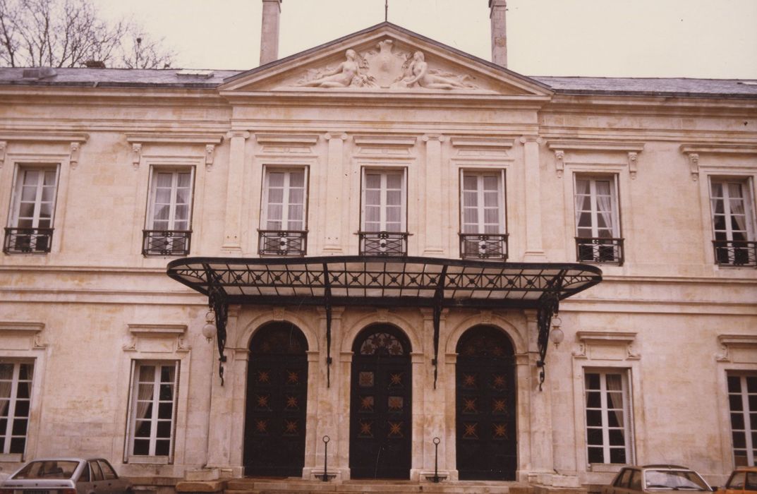 façade sud-est sur la cour d’honneur, vue partielle