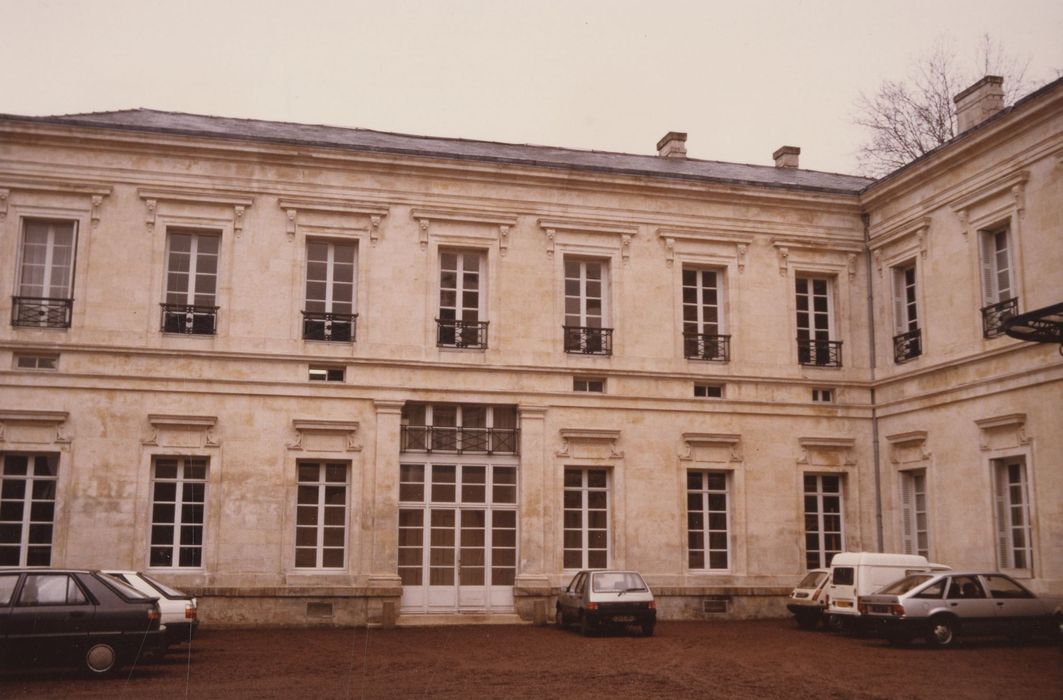 aile sud, façade nord-est sur la cour d’honneur