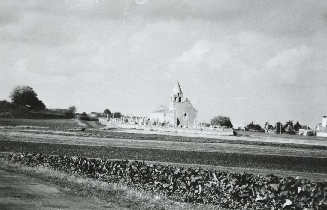 vue générale de l’église dans son environnement depuis l’Est