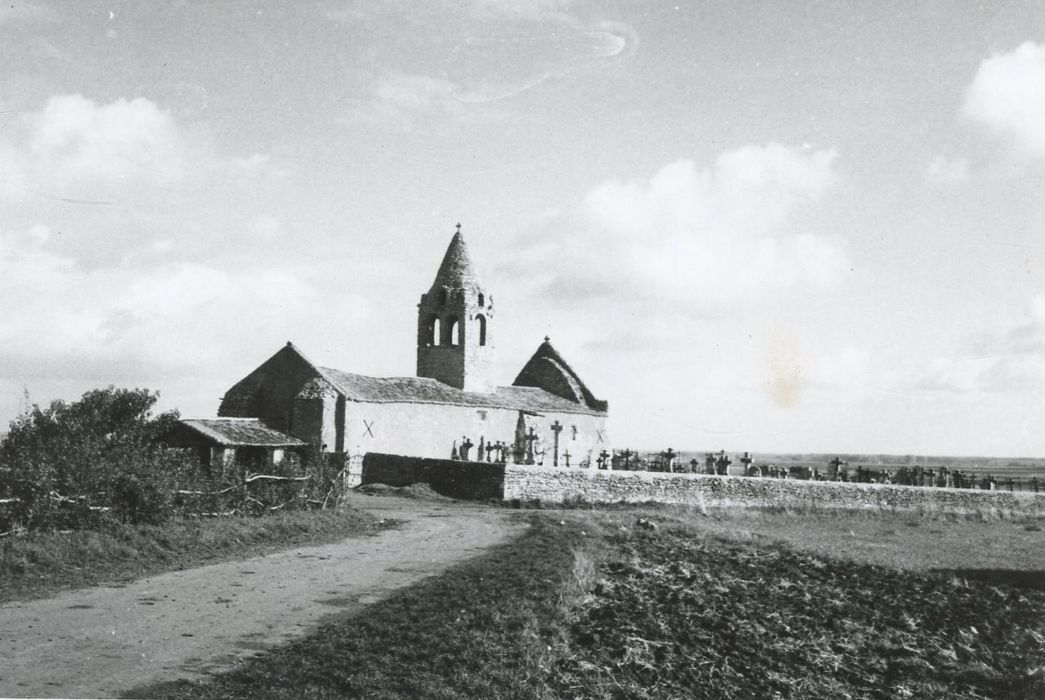 vue générale de l’église dans son environnement depuis le Sud-Ouest