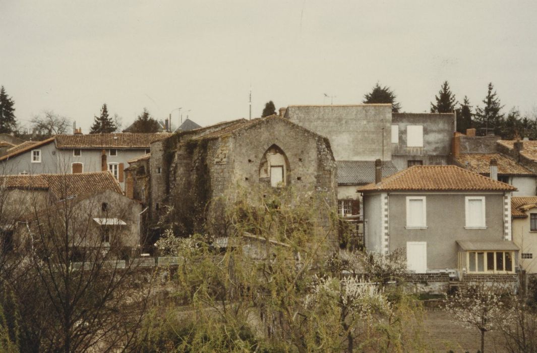 vue générale de la chapelle dans son environnement urbain