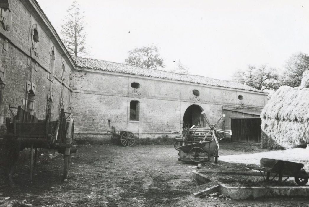 communs, aile ouest, façade est