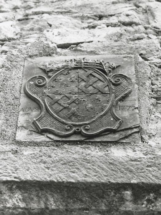 tourelle, détail d’un bas-relief armorié
