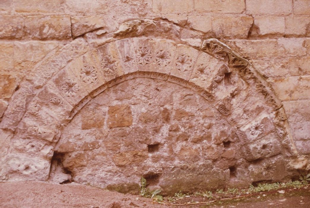 transept nord, ancienne porte murée et semi-enterrée