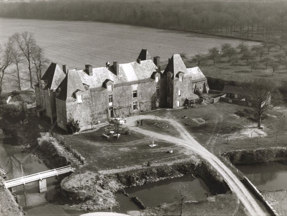 vue aérienne du château dans son environnement