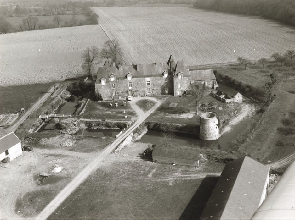 vue aérienne du château dans son environnement