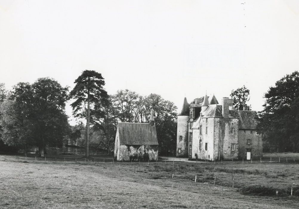 vue générale du château dans son environnement depuis le l’Est