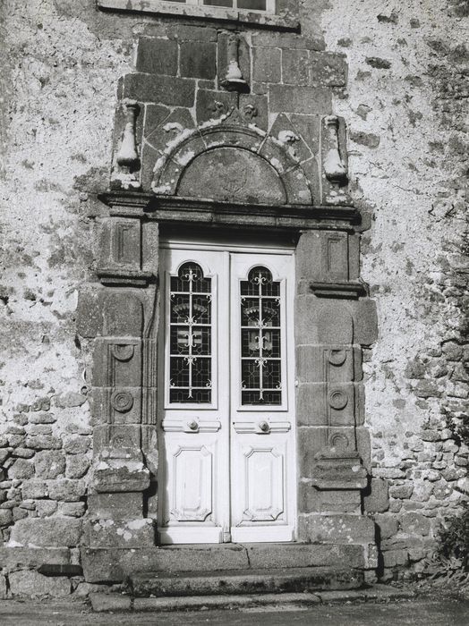 façade sud-est, porte d’accès