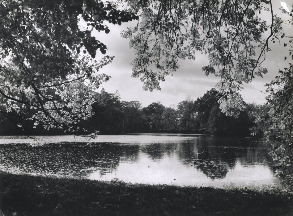 vue générale de l’étang situé à l’Ouest