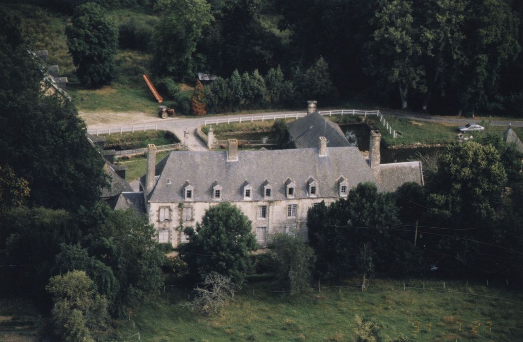 vue aérienne de l’ensemble des bâtiments dans leur environnement