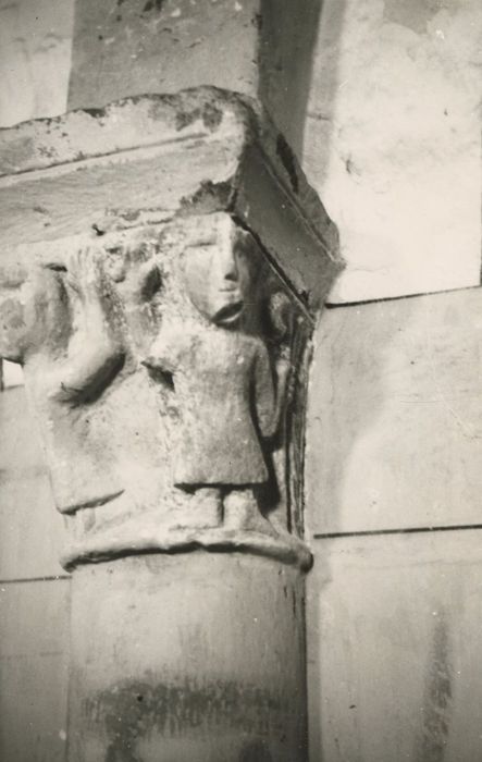 nef, détail d’un chapiteau sculpté