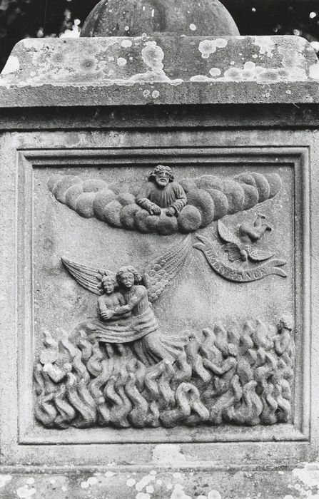 détail du bas-relief du socle