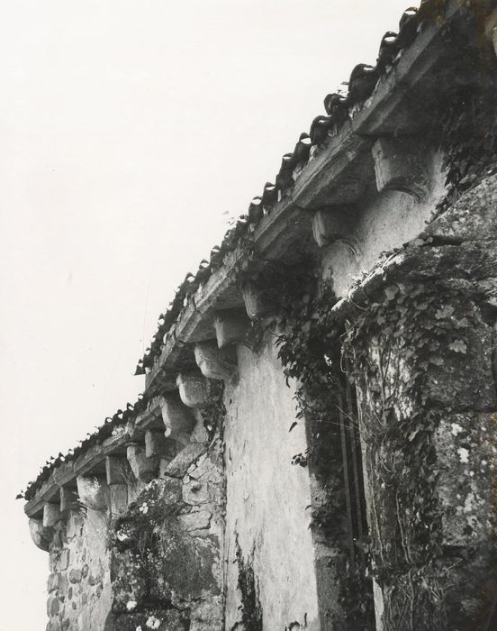 façade latérale nord, détail des corbeaux de pierre sculptés