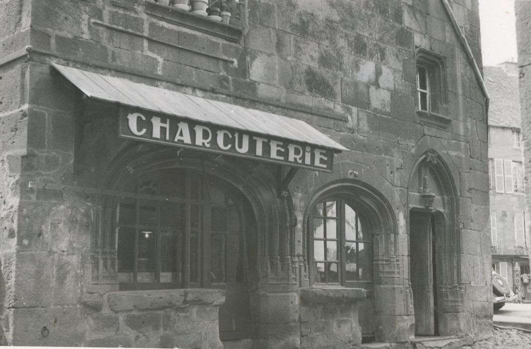 façade sur rue, vue partielle