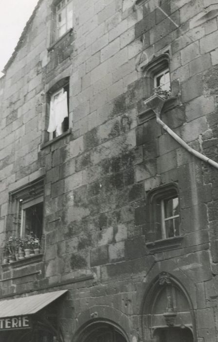 façade sur rue, vue partielle