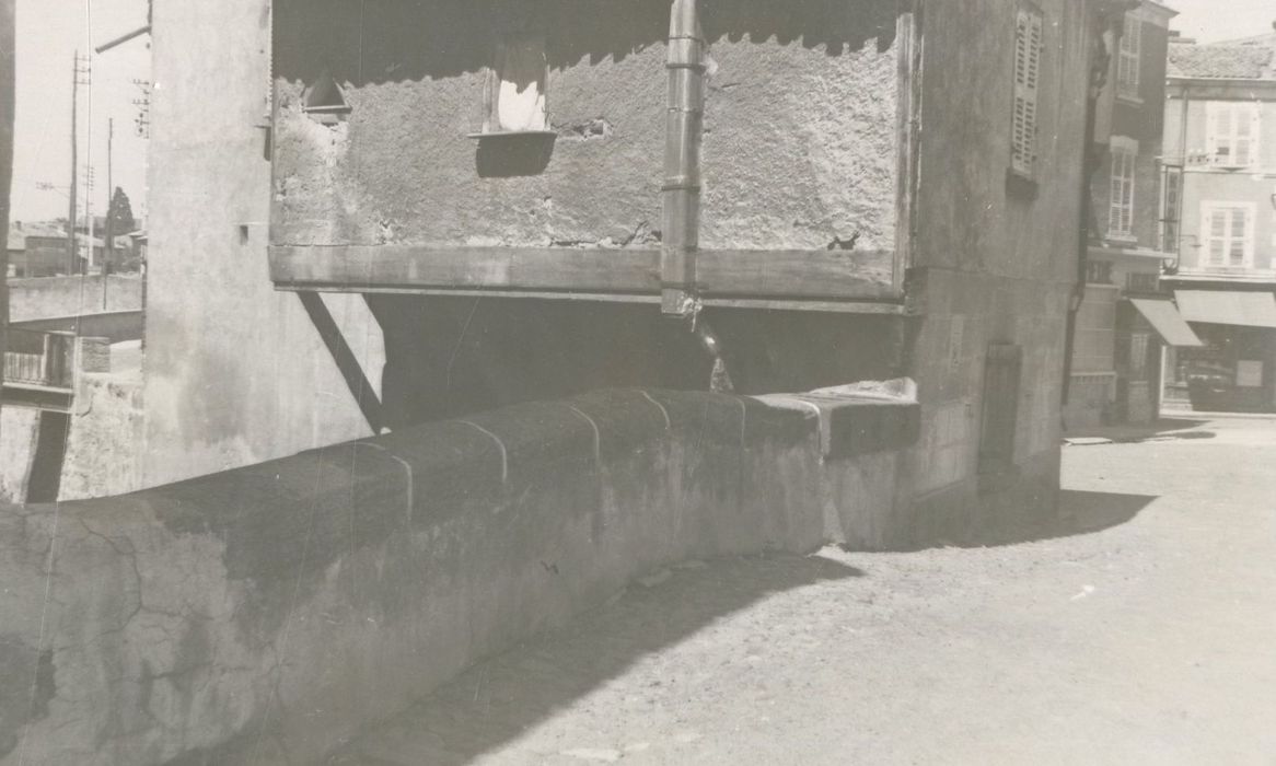 vue partielle de la maison du Poids public et du parapet du pont