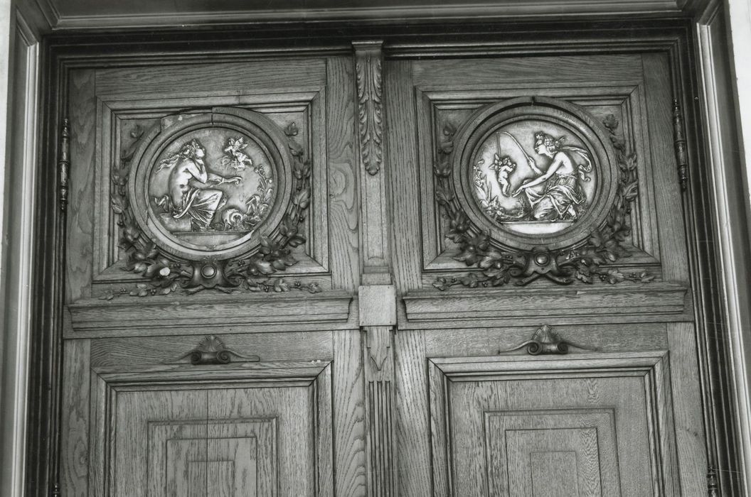 vestibule, détail des médaillons de vantaux de porte