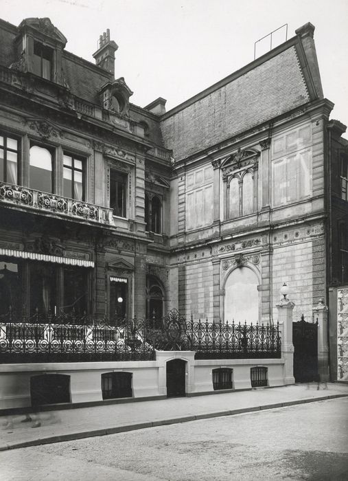 façade sur rue, vue partielle