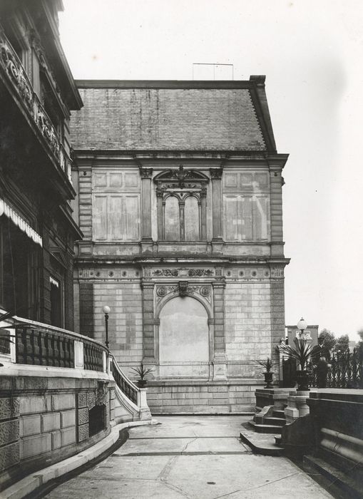 côté rue, façade en retour sur la cour