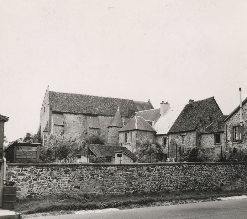 vue partielle de l’église dans son environnement depuis le Nord