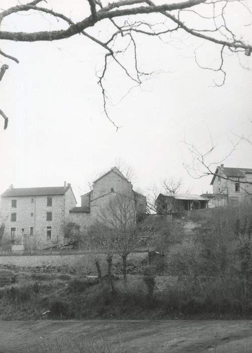 vue générale de l’église dans son environnement depuis l’Est