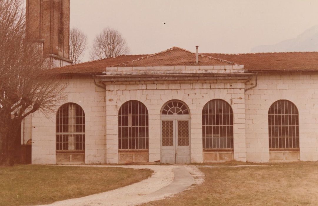 bâtiment principal, façade sud-ouest, vue partielle