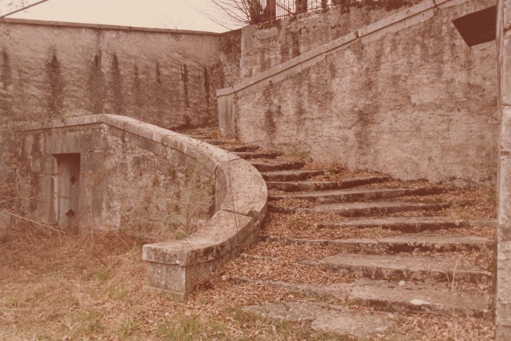 escalier donnant accès à la partie haute vers la réserve à charbon et le réservoir d’eau