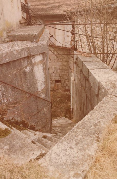 escalier descendant dans le « fossé » depuis le réservoir