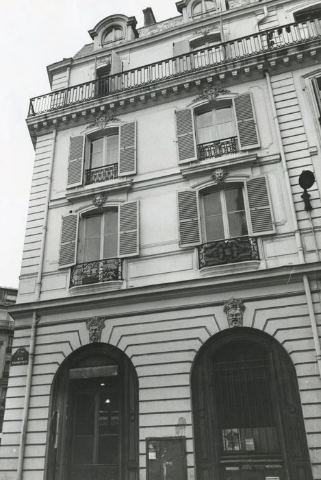 façade sur rue, vue partielle