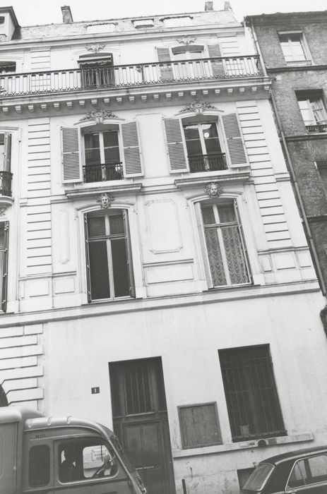 façade sur rue, vue partielle