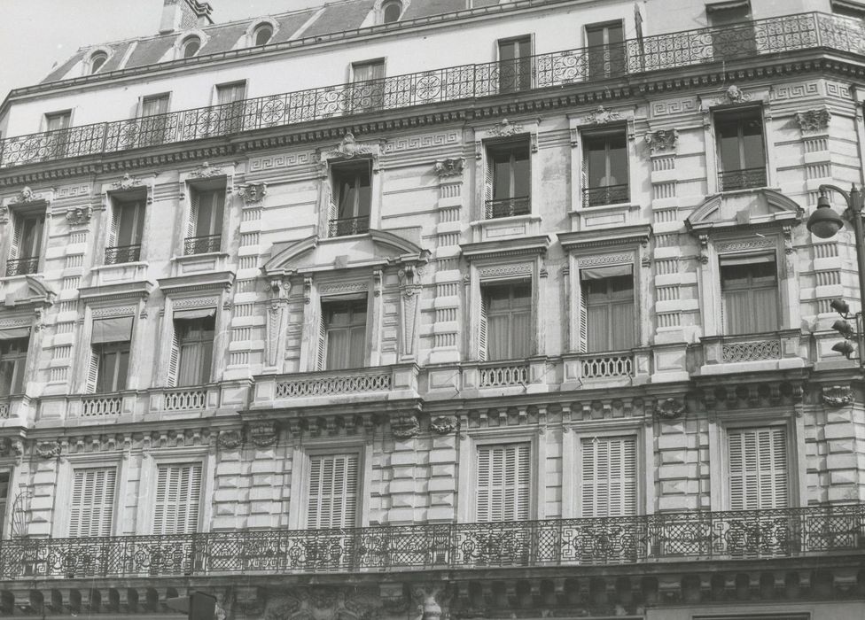 façade sur rue, vue partielle