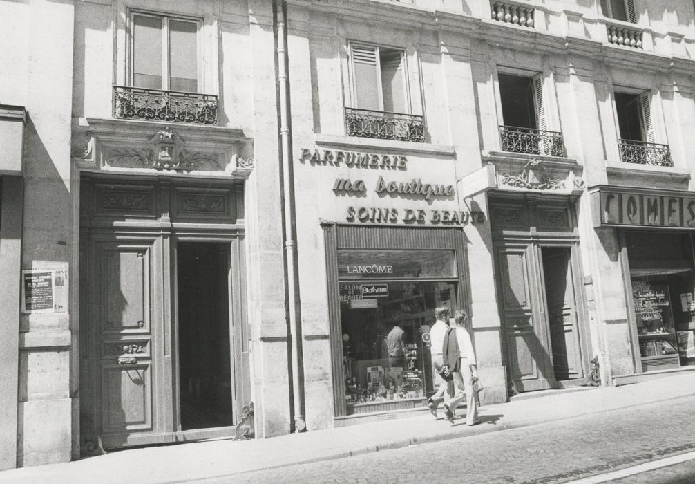 façade de l’immeuble du n°1 de la rue Blanche, portes d’accès