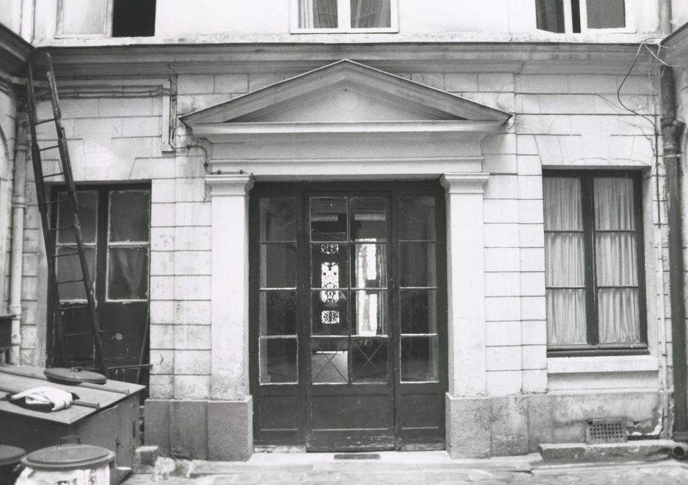 cour, porte d’accès