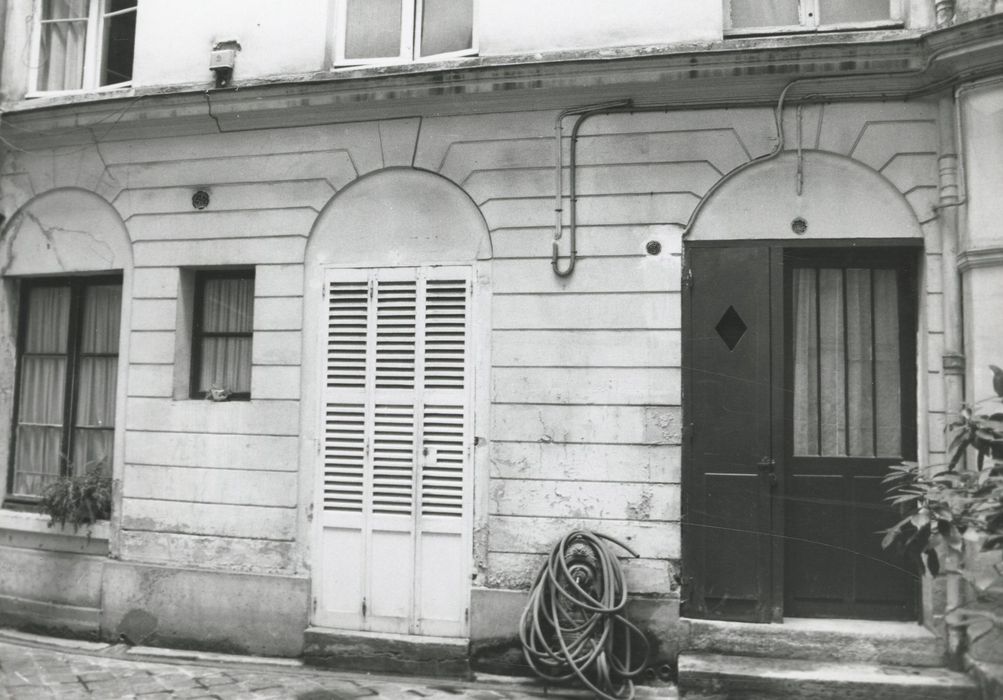 cour, portes d’accès secondaires