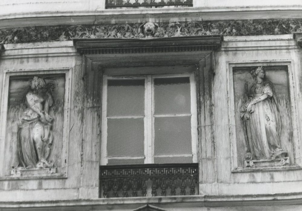 façade sur rue, détails décoratifs