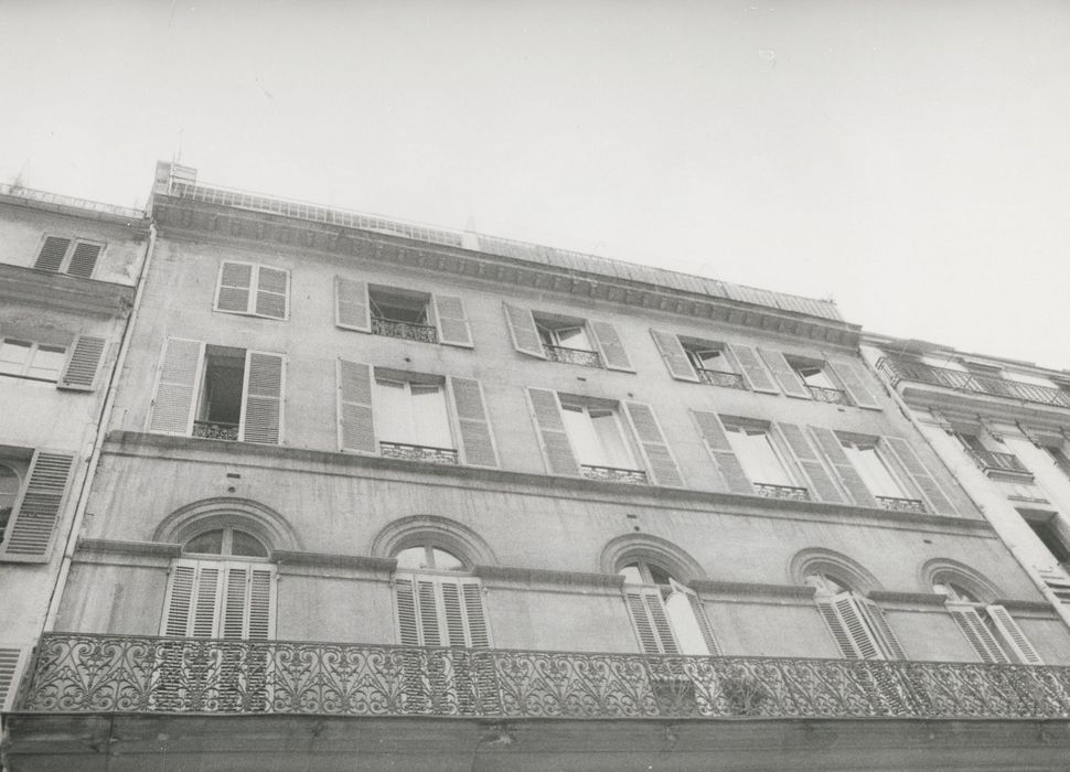 façade sur rue, vue partielle