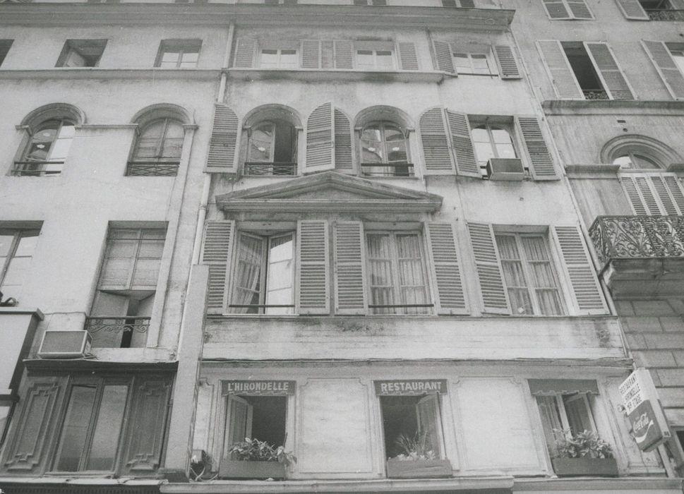 façade sur rue, vue partielle