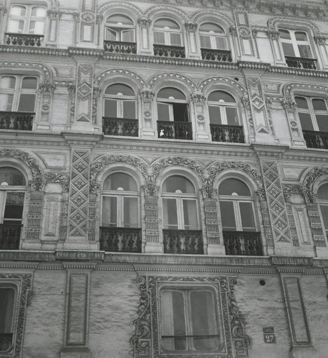 façade sur rue, vue partielle