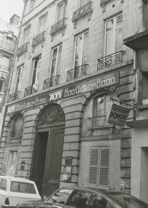 façade sur rue, vue partielle