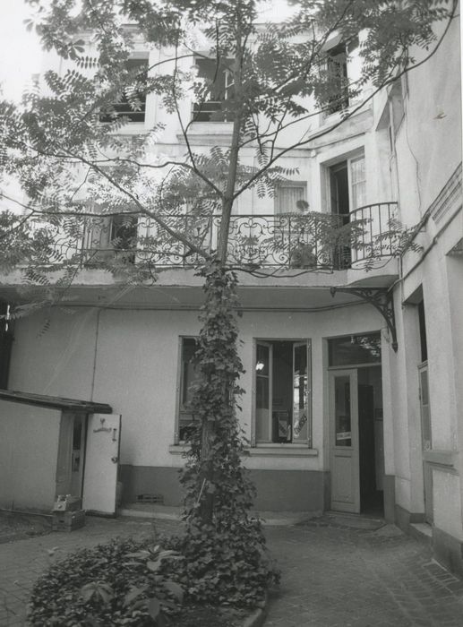 façade sur cour, vue partielle