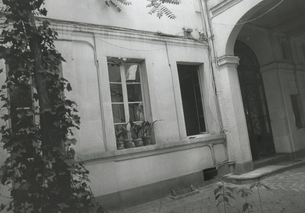 façade sur cour, vue partielle