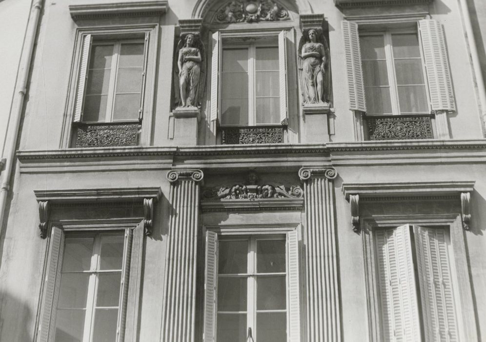 façade sur rue, vue partielle