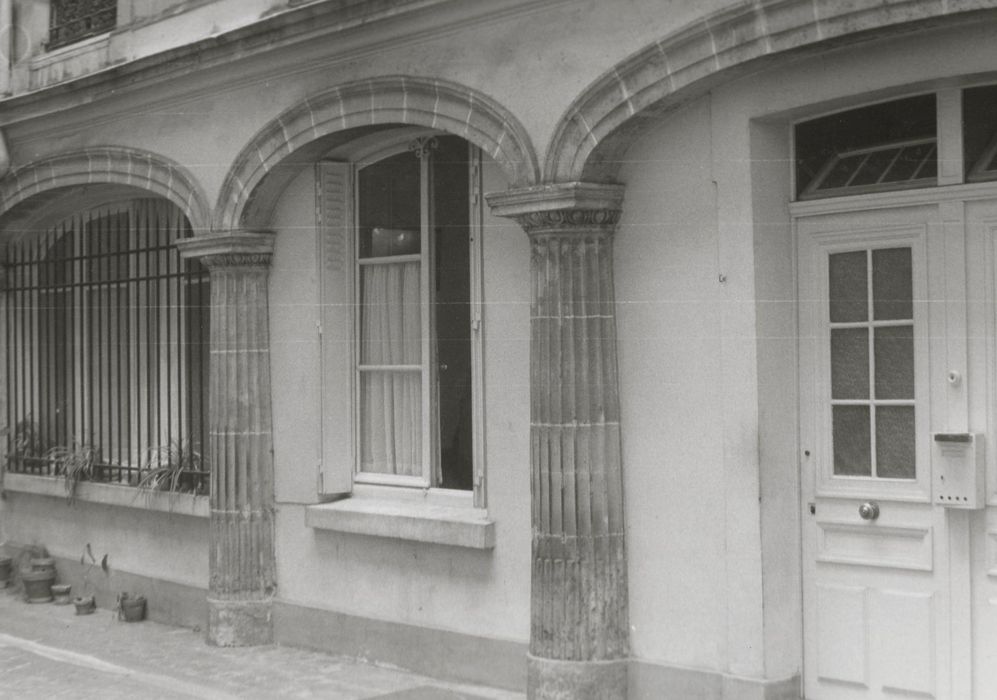 façade sur cour, vue partielle