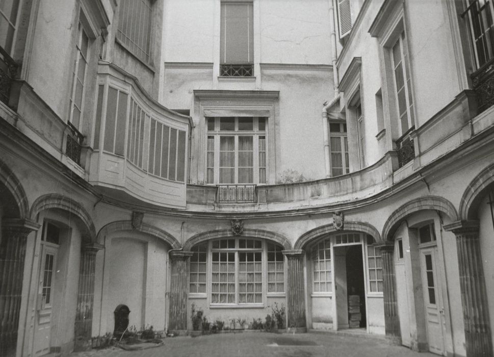 façades sur cour, vue partielle