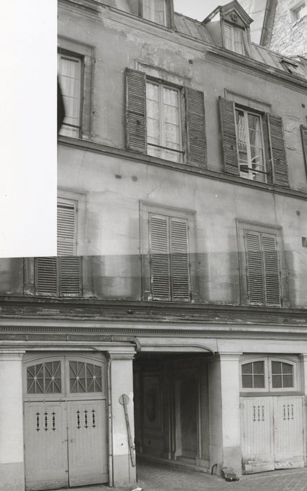 façade sur cour, vue partielle