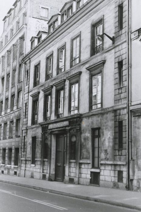 façade sur rue, vue partielle