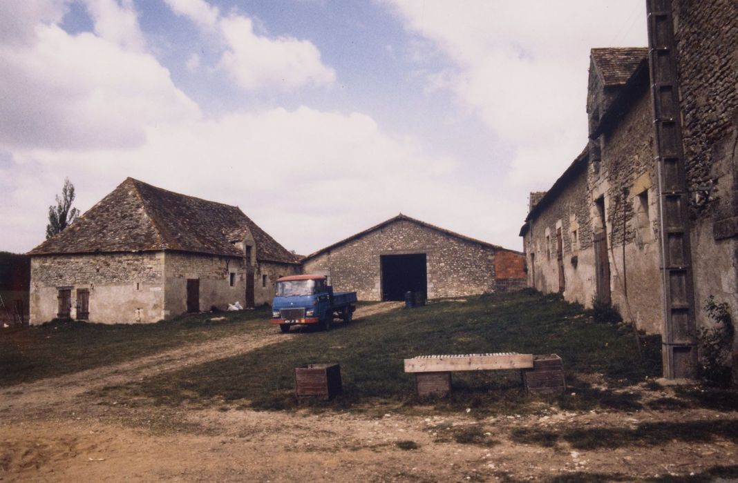 vue partielle des bâtiments encadrant la cour de la ferme